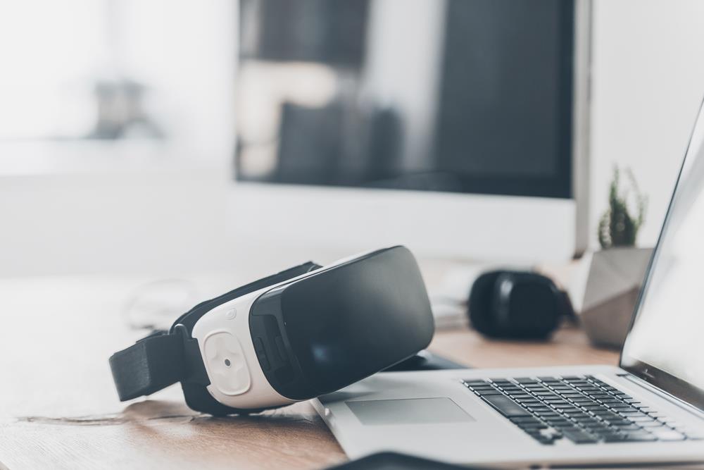 VR ()