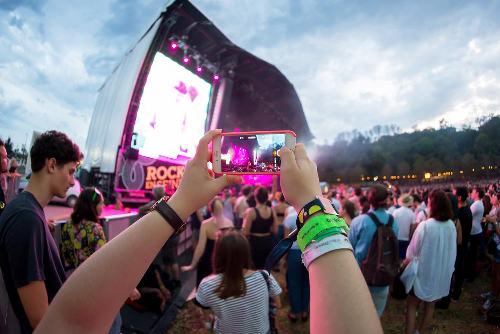 Phone at festival ()