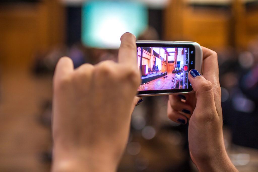 Hands holding phone ()