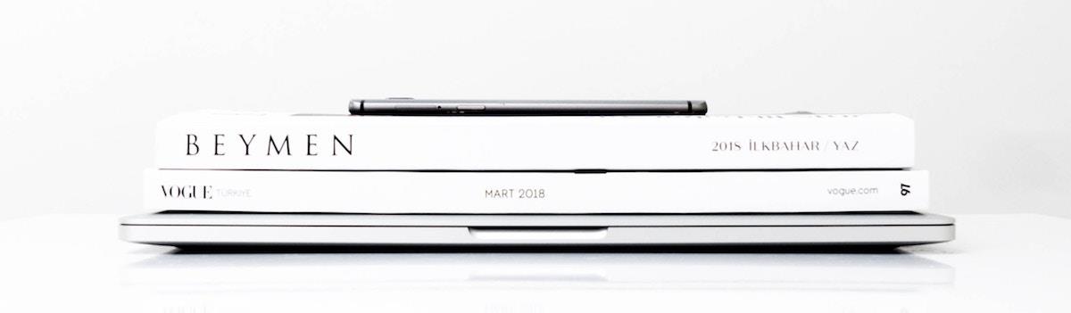 Cross media mobile magazine print laptop digital ()