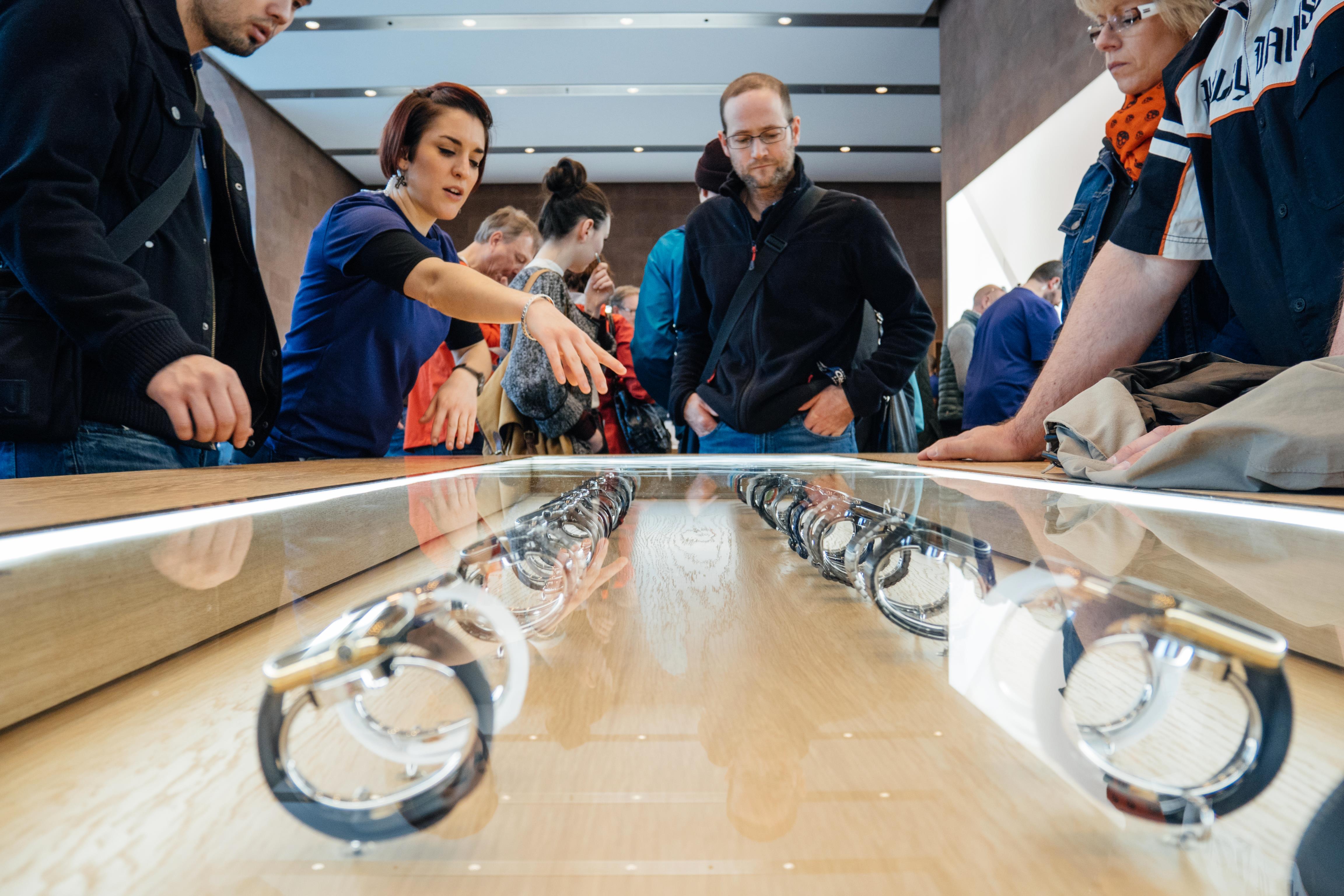 Customers buying Apple Watch ()